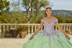 Chica con vestido de quinceañera verde y lila, bordado floral, al aire libre