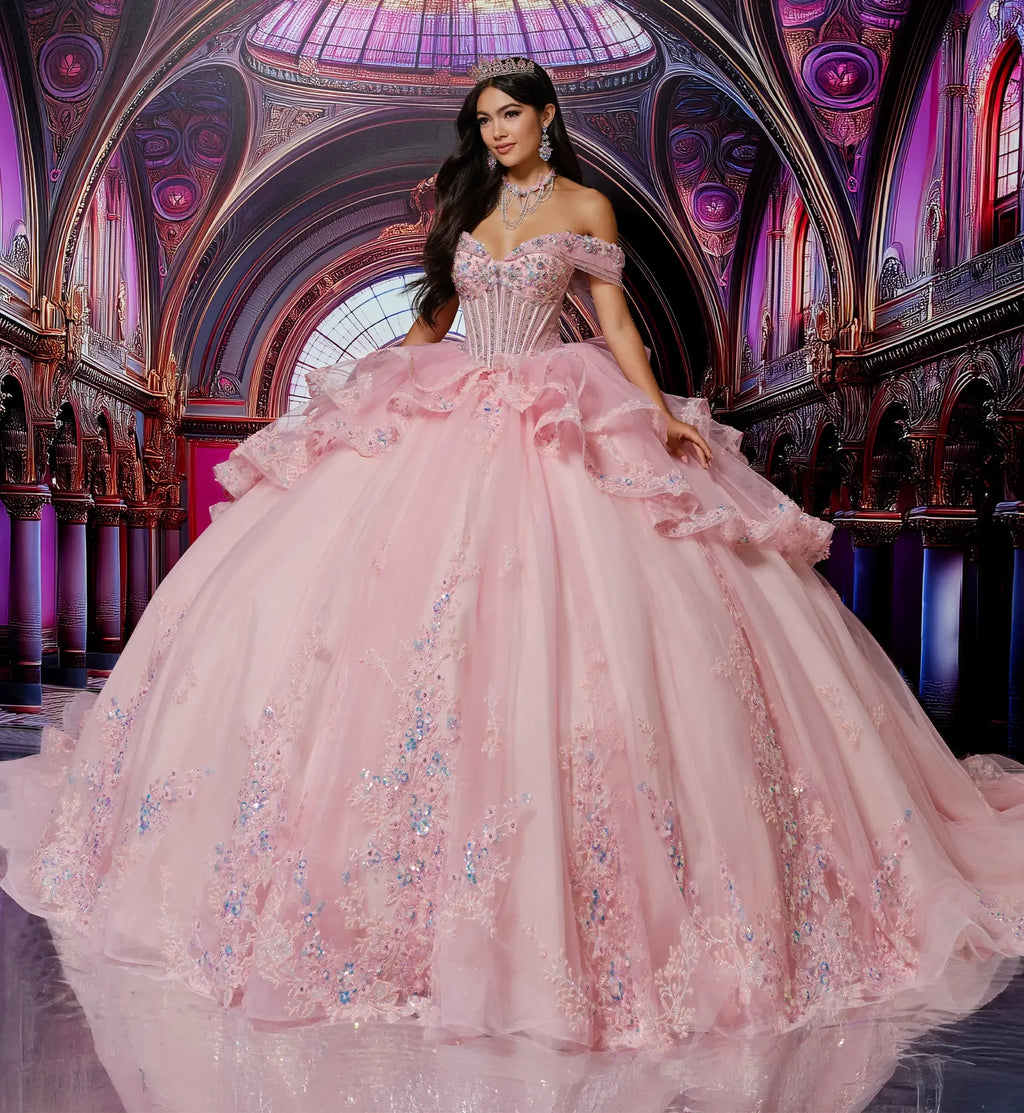 Vestido de quinceañera rosa pastel con bordados y pedrería, estilo princesa elegante