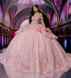 Vestido de quinceañera rosa pastel con bordados y pedrería, estilo princesa elegante