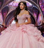Joven con vestido de quinceañera rosa, bordado con pedrería, tiara y fondo elegante de palacio.
