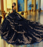 Joven con vestido de XV años azul marino y dorado, corona y fondo elegante clásico.