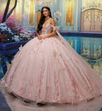 Vestido de XV años rosa pastel con pedrería y falda amplia, ideal para quinceañera elegante.