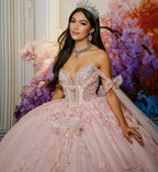 Chica con vestido de XV años rosa pastel, corona de pedrería y detalles florales, fondo floral.