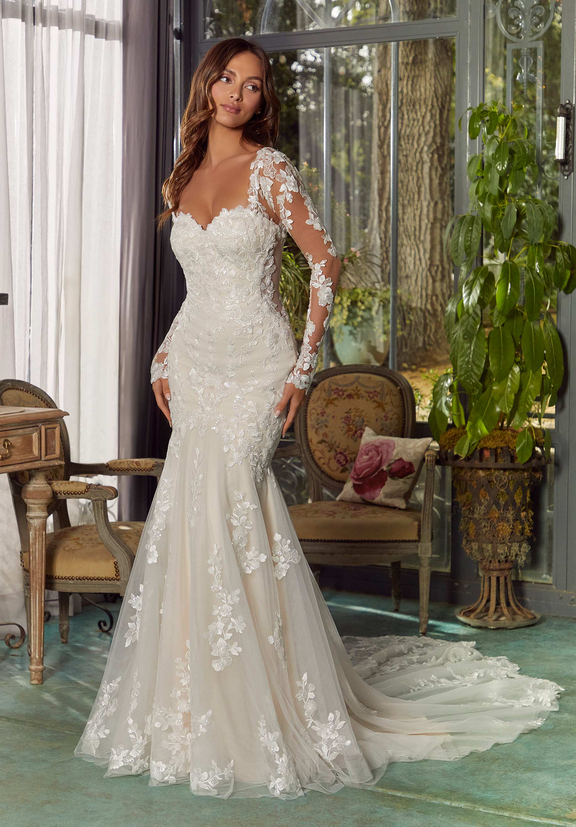 Vestido de novia blanco corte sirena con encaje floral y mangas largas