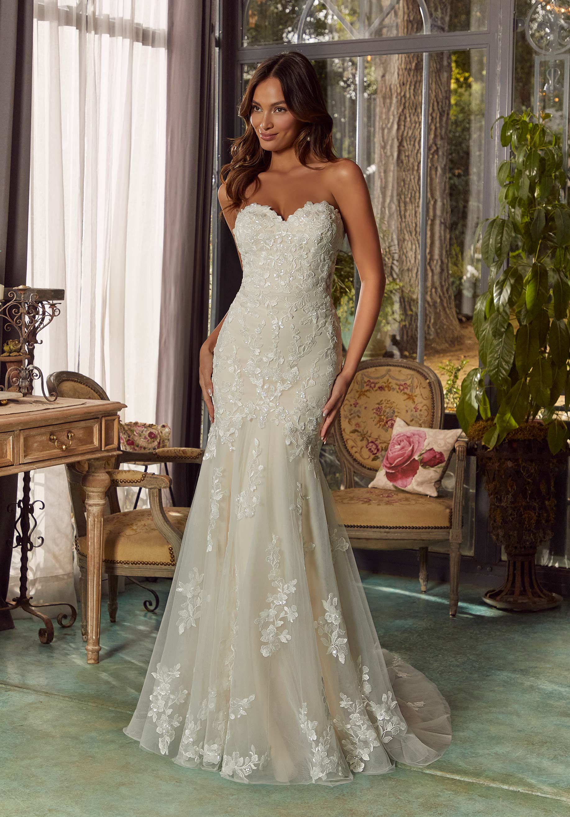 Novia con vestido de boda blanco strapless con encaje floral y corte sirena
