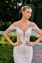 Vestido de fiesta blanco con pedrería, escote profundo y tirantes caídos, ideal para boda o XV años.