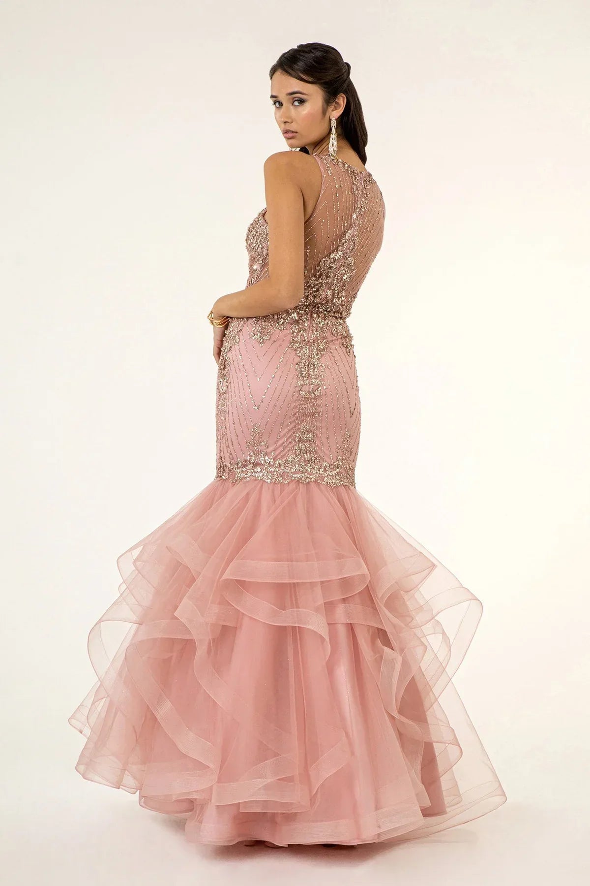 Vestido largo de fiesta corte sirena rosa con capas de tul y pedrería brillante, ideal para quinceañera o evento formal.