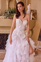 Novia con vestido blanco strapless de encaje y falda voluminosa con abertura lateral.