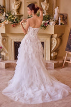 Vestido de novia blanco con espalda corset y falda de volantes pomposos.