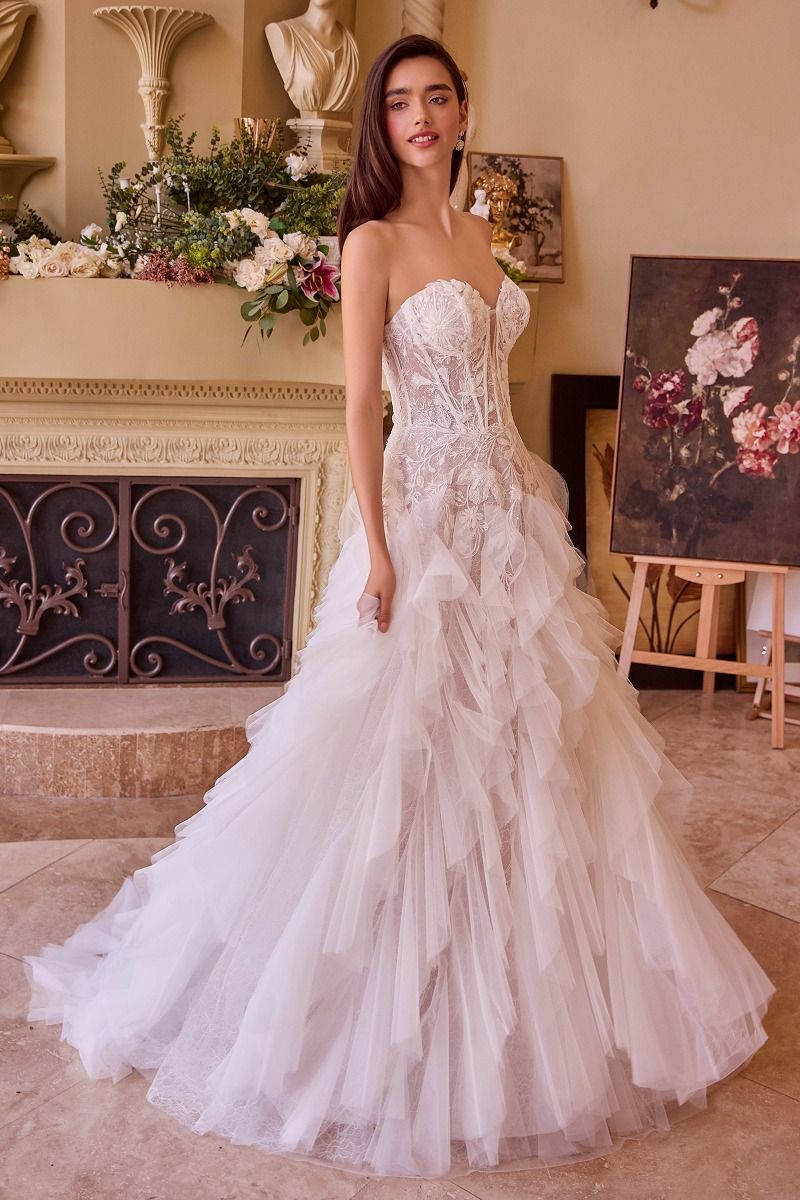 Vestido de novia blanco palabra de honor con corpiño de encaje y falda de volantes de tul