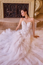 Novia con vestido blanco palabra de honor con corsé bordado y falda de tul voluminosa.