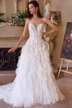 Novia con vestido blanco strapless de encaje y falda de tul con volantes