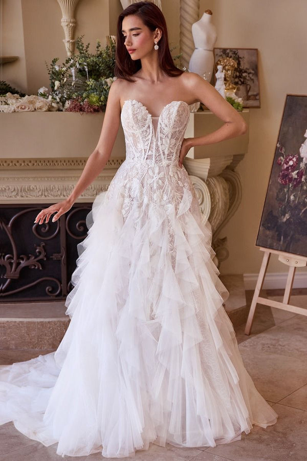 Novia con vestido blanco strapless de encaje y falda de tul con volantes