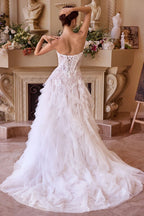 Vestido de novia blanco con espalda corsé y falda de volantes en tul