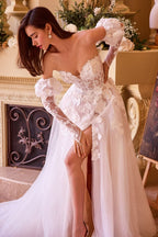 Vestido de novia blanco con encaje floral, escote corazón y mangas desmontables