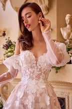 Modelo luciendo vestido de novia blanco con aplicaciones florales 3D y mangas transparentes