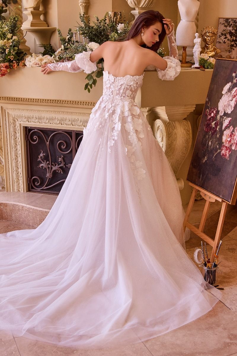 Vestido de novia blanco con aplicaciones florales 3D y espalda descubierta