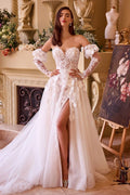 Vestido de novia blanco con apliques florales, escote corazón y mangas largas desmontables.