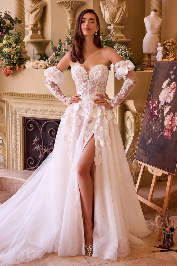 Vestido de novia blanco con apliques florales, escote corazón y mangas largas desmontables.