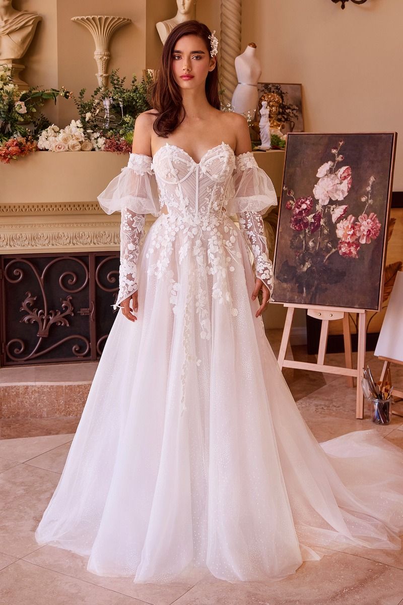 Vestido de novia blanco con corpiño bordado, mangas largas de encaje y falda de tul brillante.