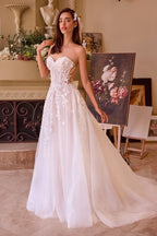Novia con vestido blanco strapless con encaje floral y falda de tul vaporosa