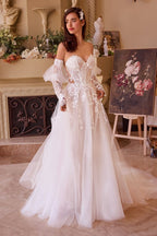 Vestido de novia blanco con encaje floral, escote corazón y mangas largas transparentes.