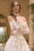 Vestido de novia elegante con encaje floral blanco y mangas largas con transparencias.