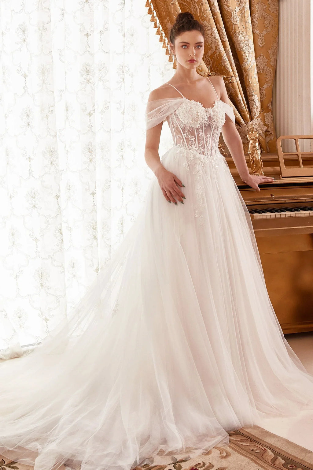 Vestido de novia elegante corte princesa con tul, escote corazón y detalles florales, ambiente clásico.